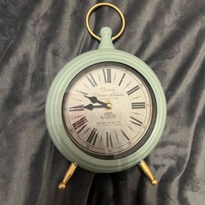 Teal blue old school clock. Needs batteries